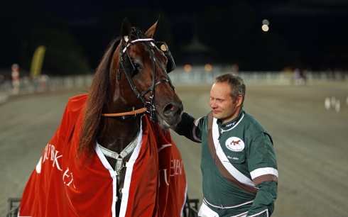 Who's Who med sin tränare Pasi Aikio efter segern i miljonloppet Jubileumspokalen på Solvalla. Foto: Matilda Öhrman, TR Bild Foto av Foto: Matilda Öhrman, TR Bild